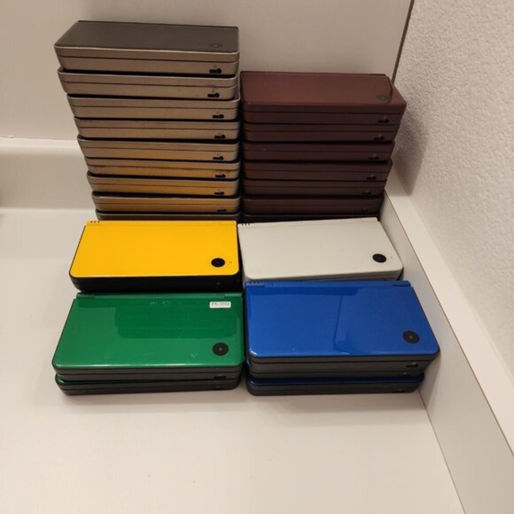 1X Nintendo DSI XL with charger and 8GB memory card Japan Various Color - Picture 2 of 4